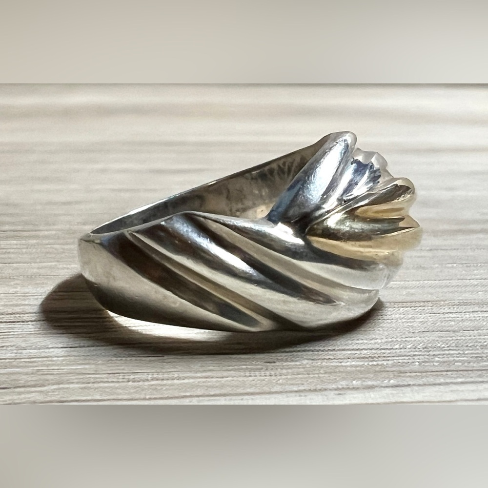 Vintage Designer Signed M. Sterling Silver & 14K Gold Scalloped Ring, Size 6 - Picture 5 of 10